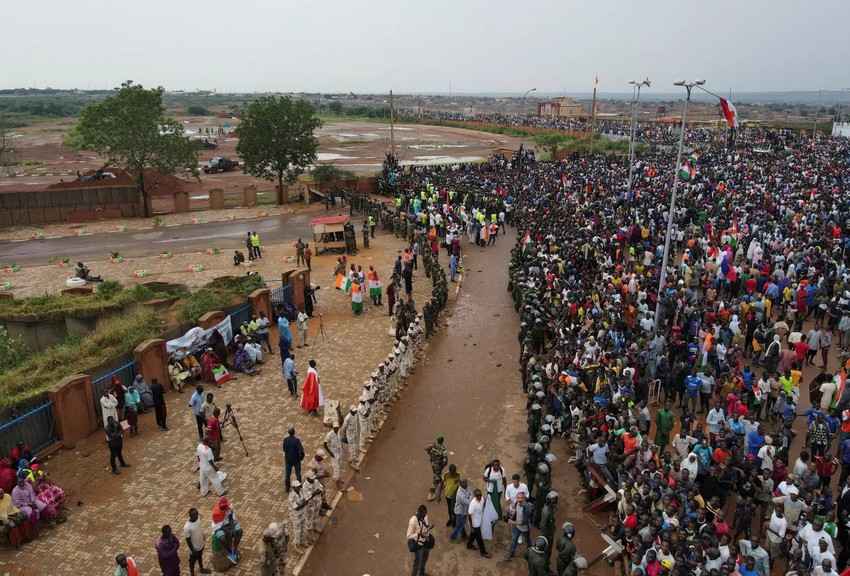 Đảo chính châu Phi: Chính quyền quân sự Niger đàm phán để Pháp rút quân; ECCAS đình chỉ tư cách thành viên Gabon ảnh 1